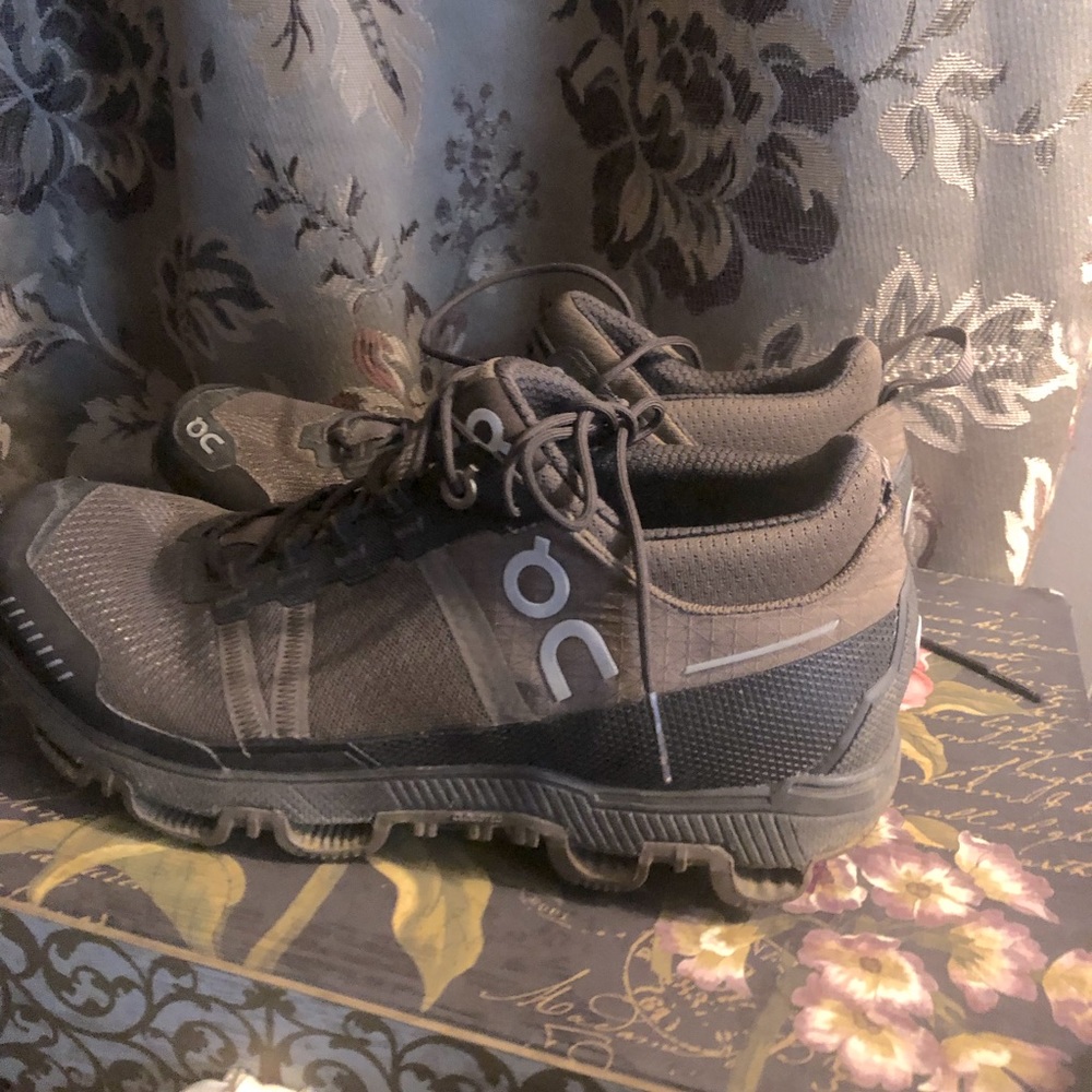 On cloud running brown shoes. Light weight very comfortable